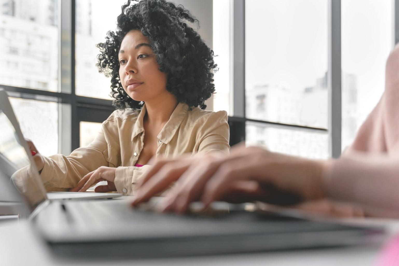Professionnel travaillant sur des modèles financiers Excel